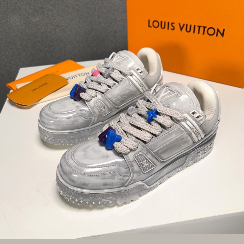 l**is V*t*n sneakers